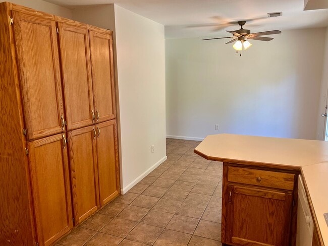 Building Photo - For rent 3 bedroom, 2 bath.