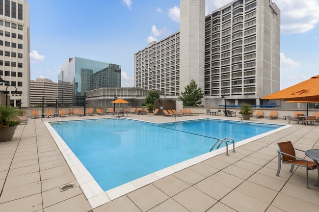 Piscina reluciente con terraza amplia y áreas de bronceado - Quimby on 23rd