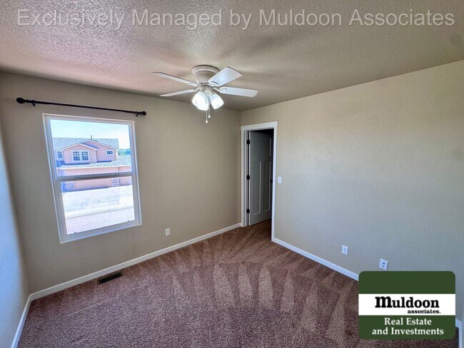 Foto del edificio - Spacious 5 Bedroom, 3.5 Bath Home with 3-Car Garage, and Pet-Friendly Living in 80925!
