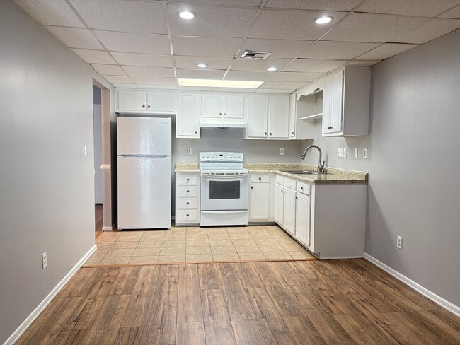 Building Photo - 3 Bedroom, 2.5 Bathroom Condo in High Point!