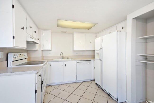 Kitchen - 7104 S Terrell Cir