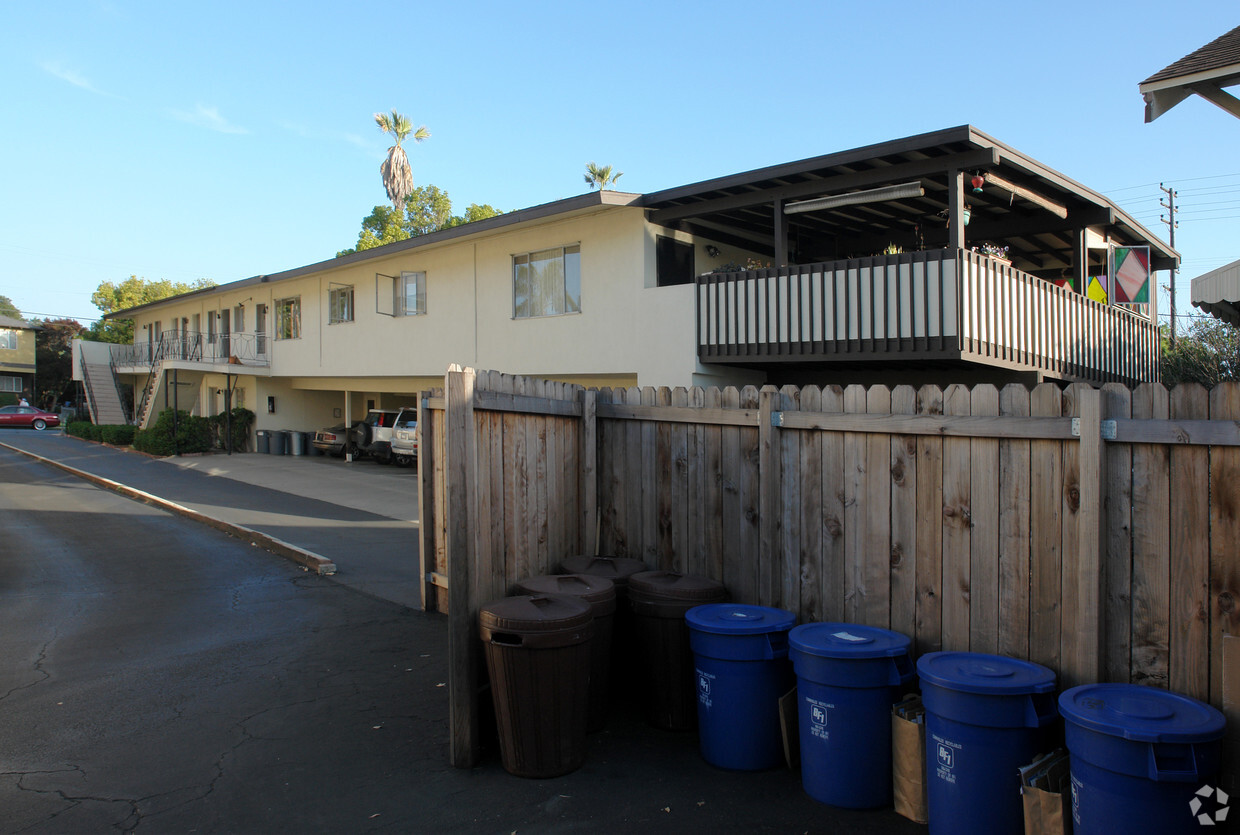 Building Photo - Rosewood Apartments