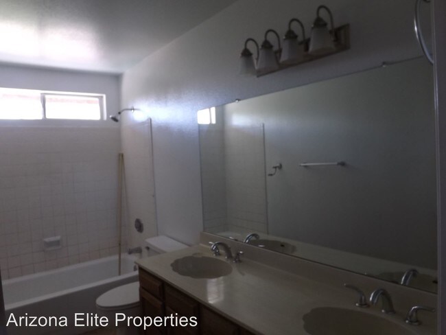 Foto del edificio - 1458 N La Rosa Dr