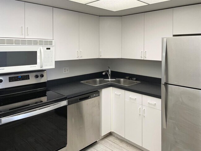 Foto del edificio - 4900 Brittany Dr S