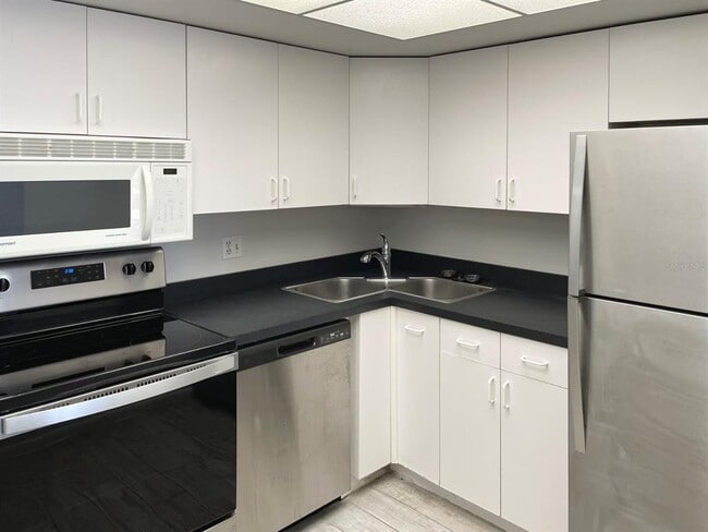 Building Photo - 4900 Brittany Dr S