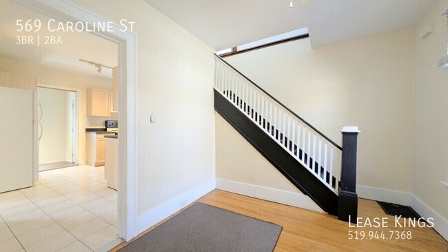 Building Photo - Spacious 3 + 1 Bedroom 2 Bathroom Single F...