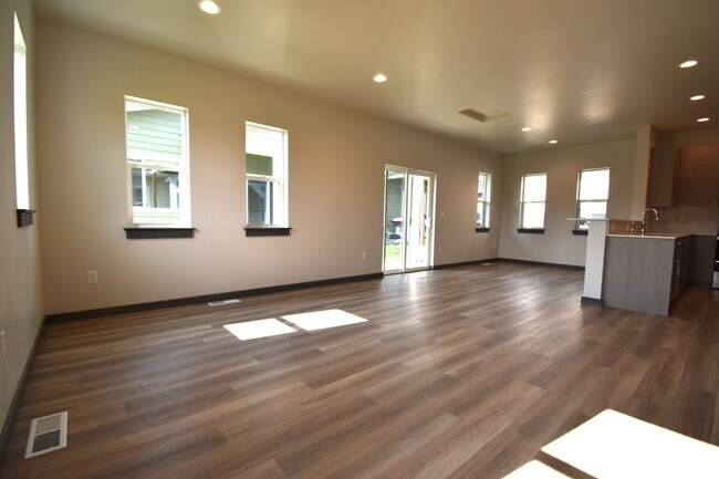 Building Photo - Gorgeous and Brand NEW 3 Bedroom with doub...