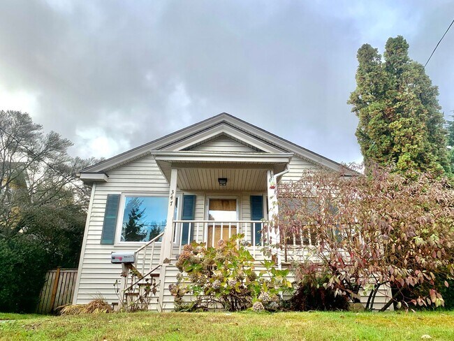 Foto del edificio - Cozy Greenwood Bungalow - Recently Renovated!