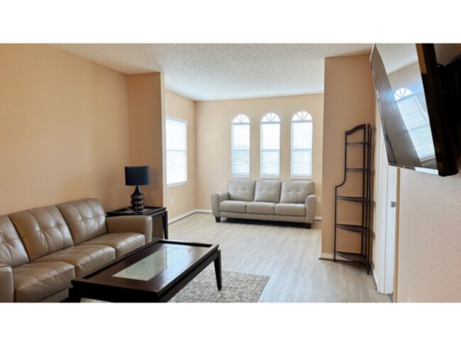 Building Photo - Seasonal/Annual 3-bedroom Condo in The Gar...