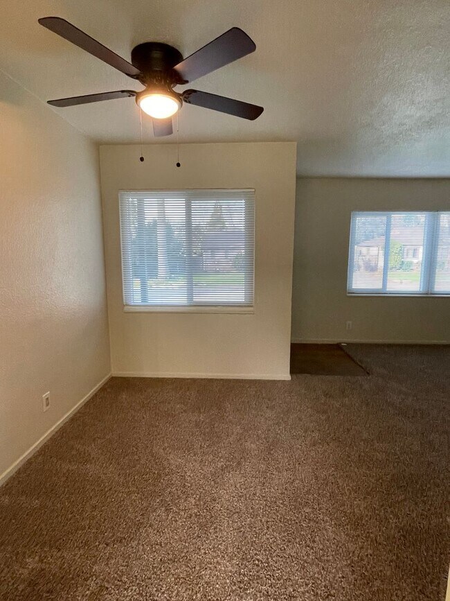 Building Photo - 3 BEDROOM 1 BATH HOUSE IN THE ENTERPRISE S...