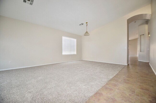 Foto del edificio - Completely remodeled 4 bed 2 bath home in ...