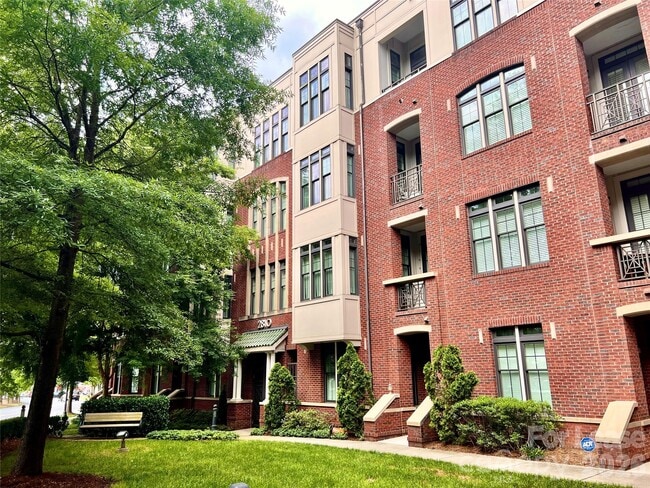 Building Photo - 2810 Selwyn Ave
