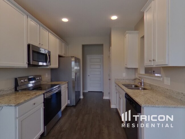 Building Photo - 1018 Cyril Dr