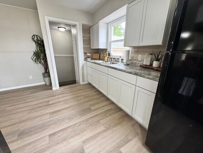 Foto del edificio - Remodeled 3 bed, 1 bath home for rent in Waterloo