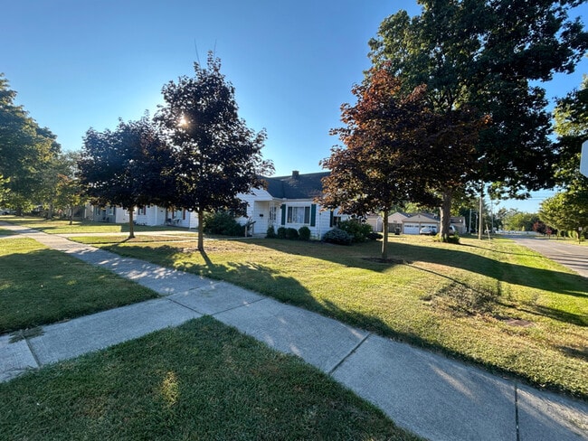 Building Photo - 302 E Indiana Ave