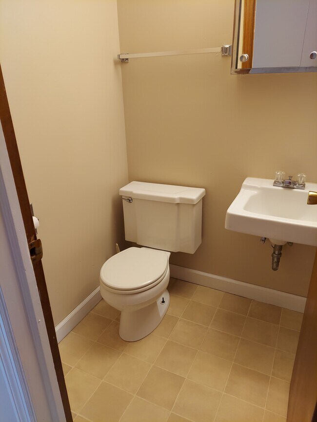 Half bath - 4550 Apple Orchard Ln