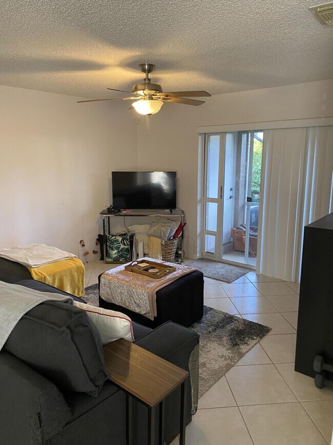 Building Photo - 4684 Pinemore Ln