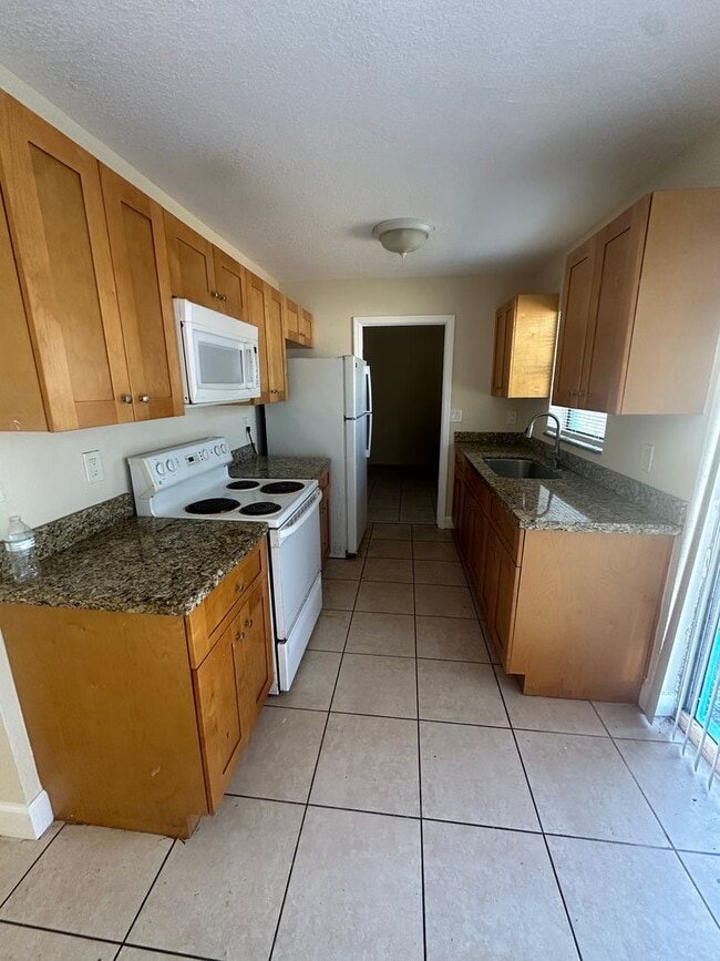 Photo - Nice 3/2 with big backyard House