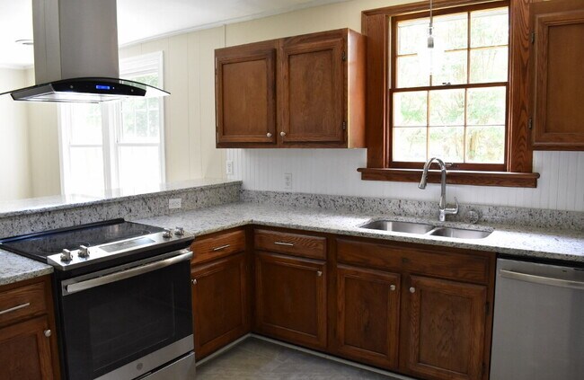 Building Photo - 3 BR, 2 BA West End Rancher