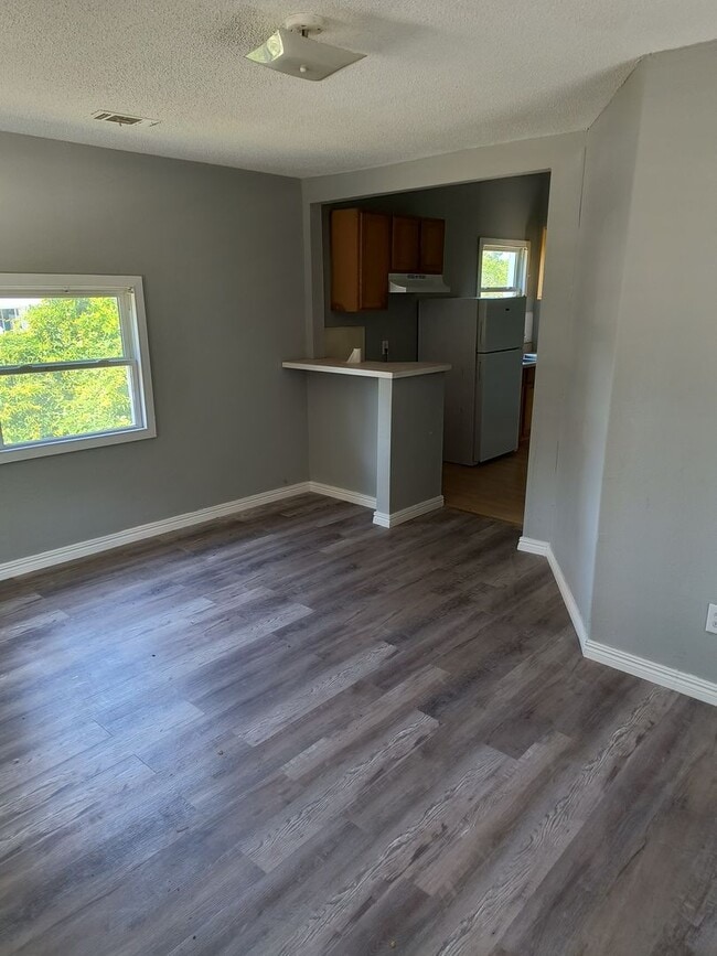 Building Photo - 2 Bed 1 Bath Home only $850 month