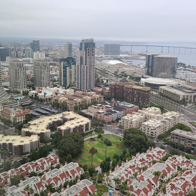 Foto del edificio - 700 W E St