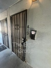 Building Photo - 813 N Floral St