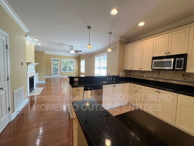 Building Photo - 2210 Westdale Dr
