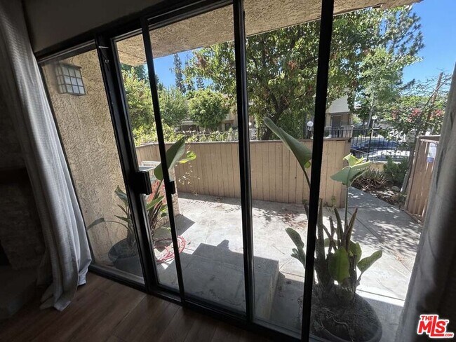 Foto del edificio - 10051 Topanga Canyon Blvd