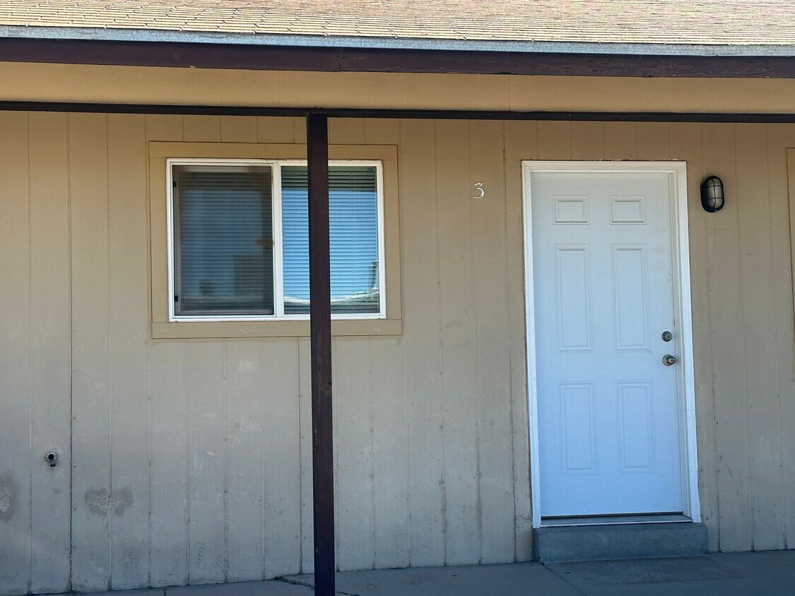 Primary Photo - 2 Bedroom 1 Bathroom Apartment available f...