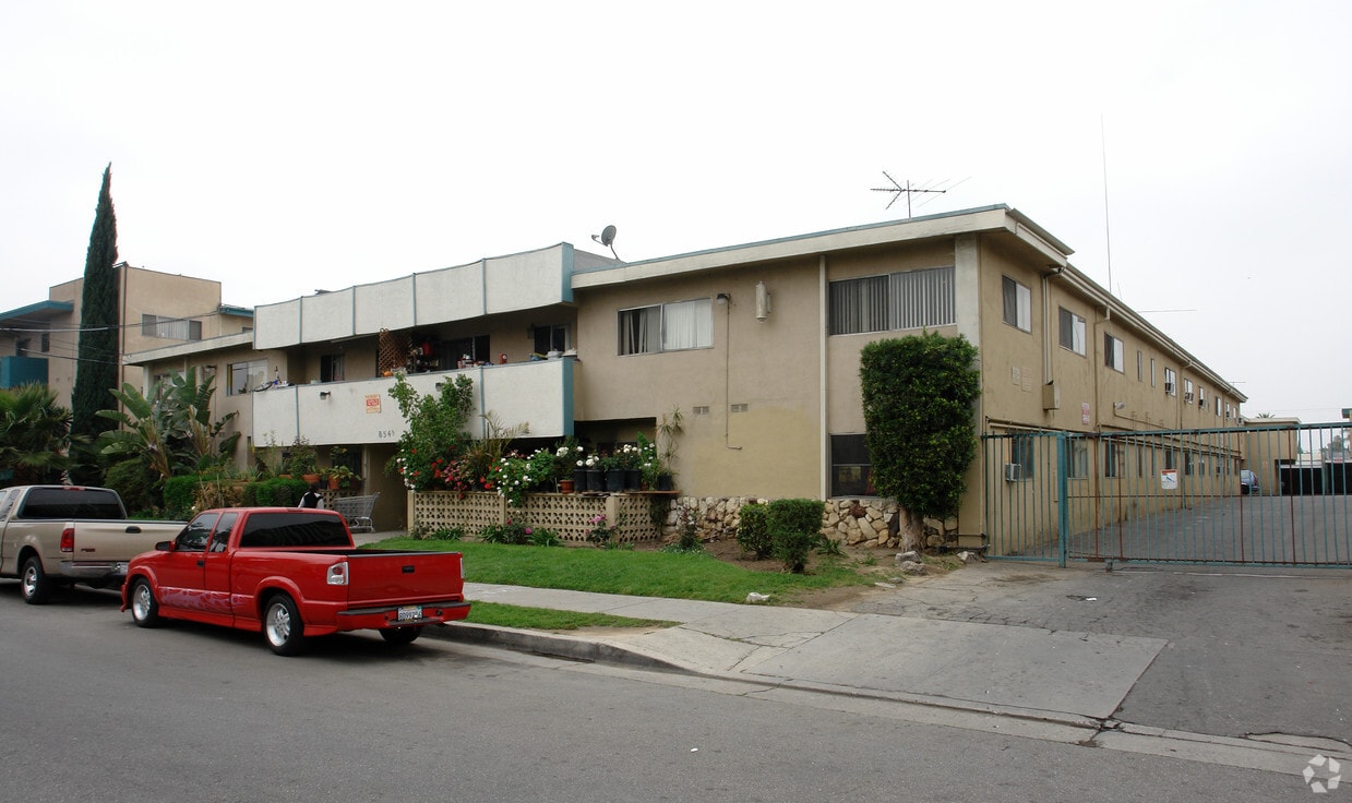 Primary Photo - 8549 Willis Ave