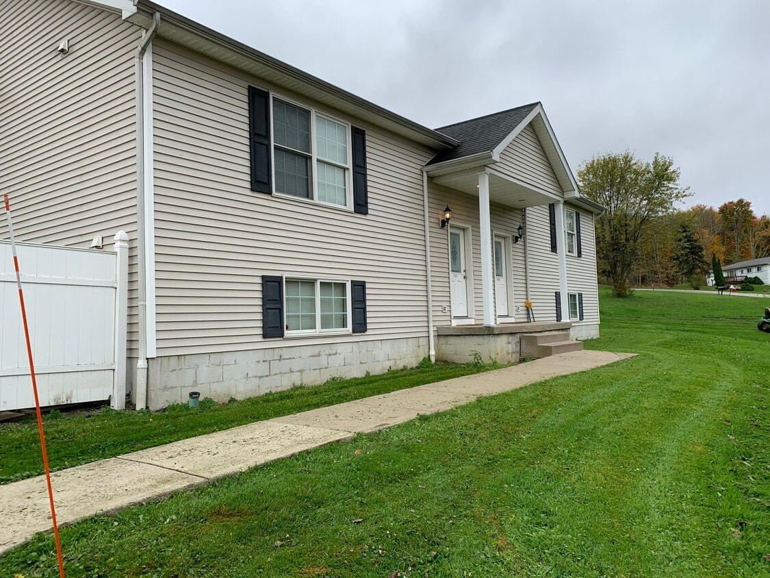 5025 Yale Dr, Erie, PA 16510 House Rental in Erie, PA
