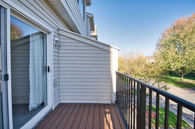 Building Photo - Like New 2 Bed/2 Bath Townhome With Amenit...