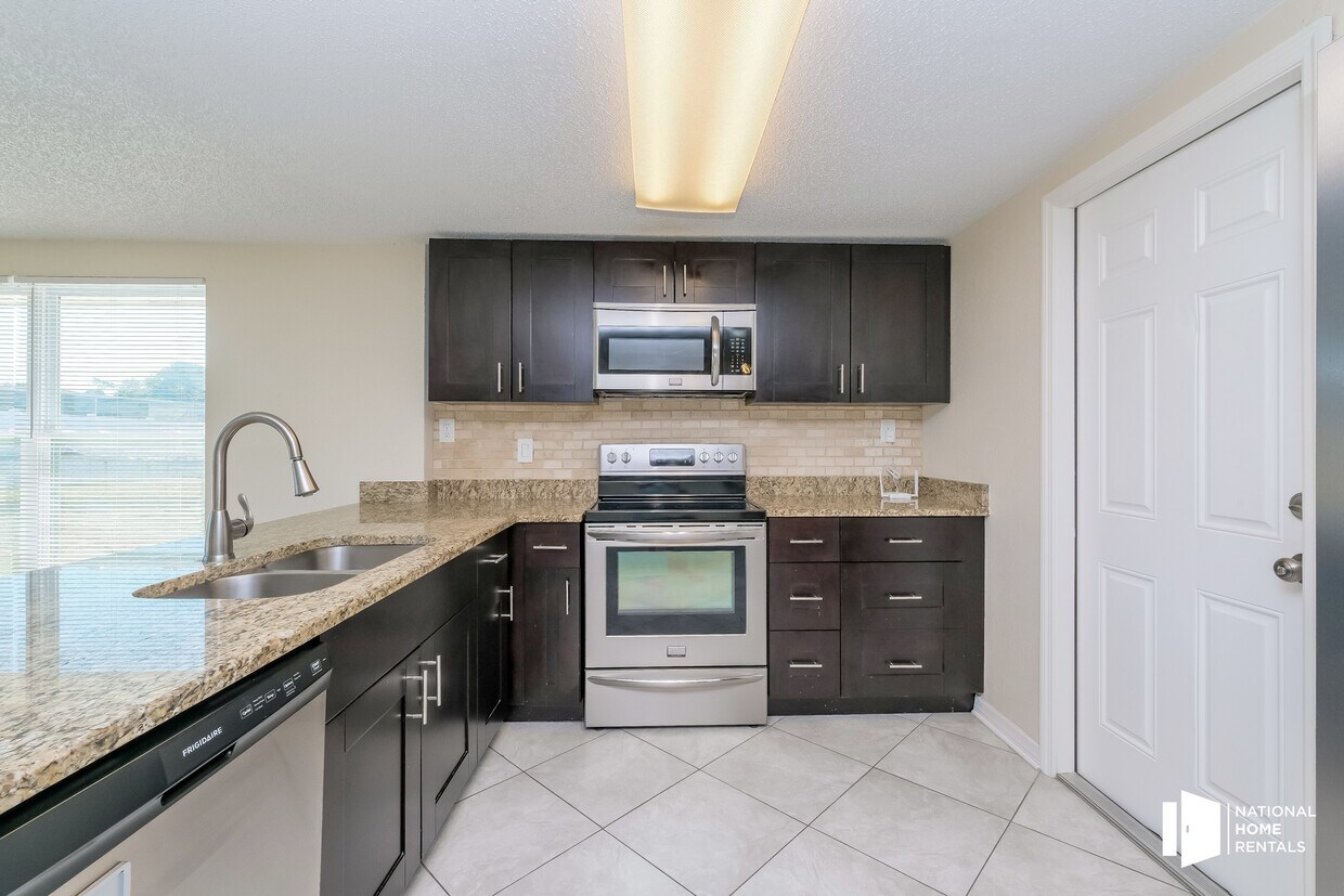 Primary Photo - 10118 Hickory Hill Dr
