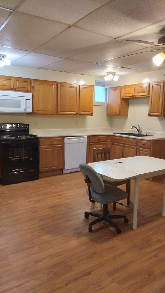 Building Photo - 701 6th Ave