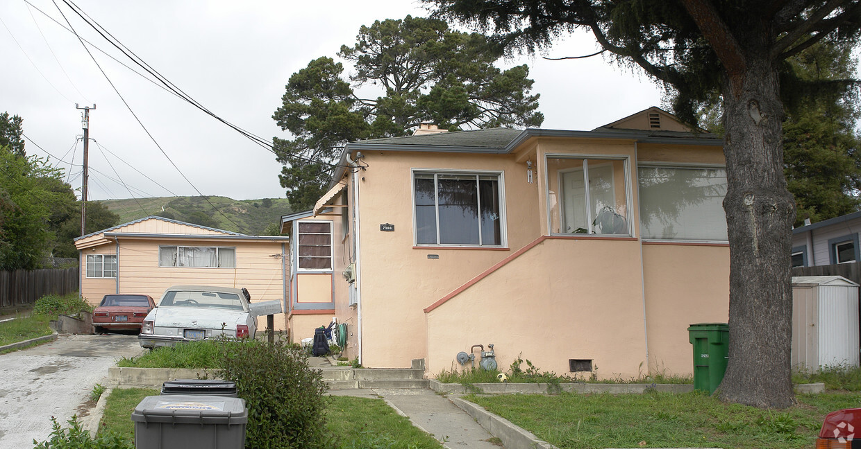 Building Photo - 7562-7566 Circle Hill Dr