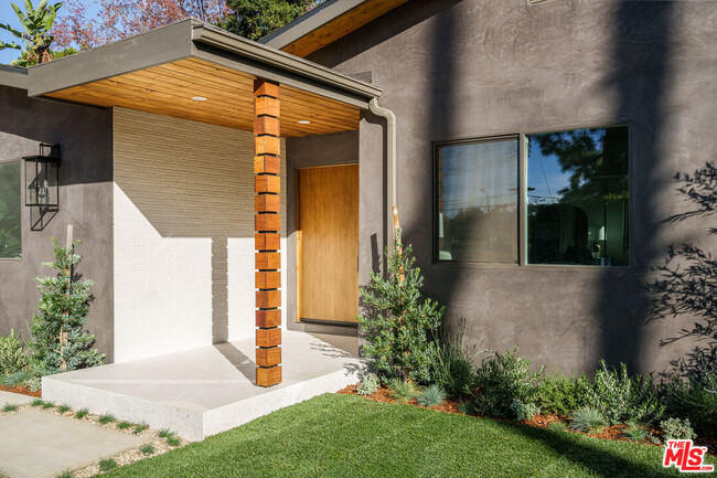 Building Photo - 2658 Carmar Dr
