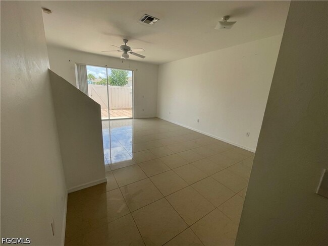 Building Photo - 3637 Pine Oak Cir