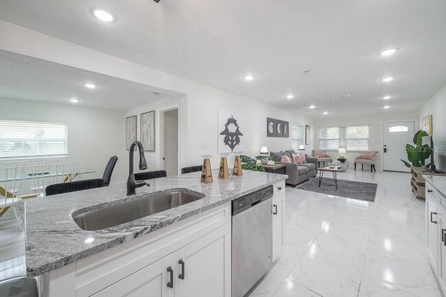 Building Photo - 3112 W Cypress St