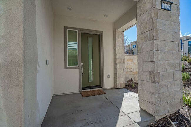 Foto del edificio - COMING SOON! 3-Bedroom Home with Solar Panels & Smart Home Features in Valencia!