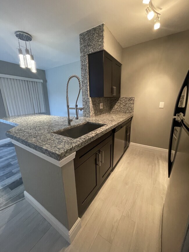 Foto del edificio - 2803 N Oakland Forest Dr