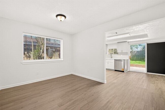 Foto del edificio - 8306 Wayward Rd
