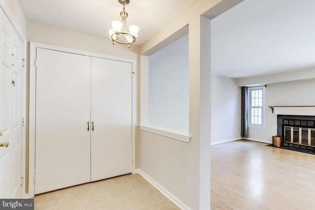 Building Photo - 2429 S Walter Reed Dr