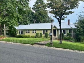 Building Photo - 101 Crest Dr