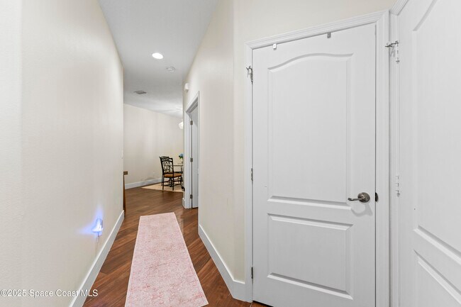 Building Photo - 1020 Venetian Dr