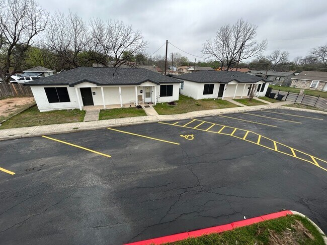 Building Photo - 1113 New Laredo Hwy