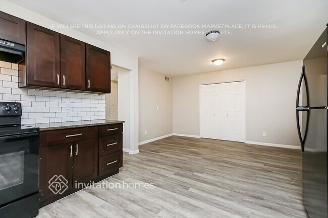 Foto del edificio - 2458 E Alpine Ave