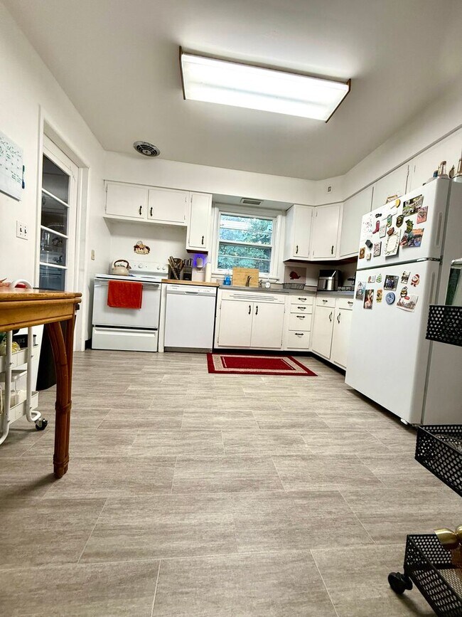 Building Photo - 4 Bedroom Home Avail August 2026!  Monthly...
