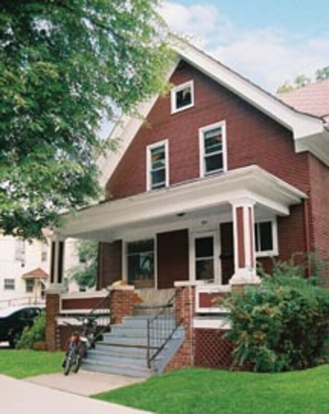 Foto principal - Spacious Madison 5-Bedroom with Yard, Park...