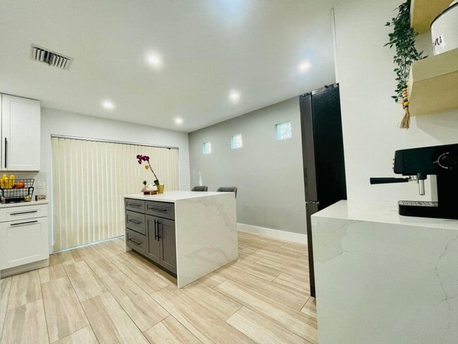 Foto del edificio - 4231 NW 1st Dr