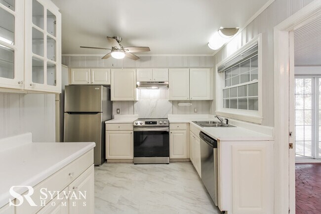 Building Photo - Bright and sunny 3 bedroom & 2 bath home!